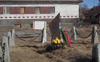 Обелиск на братской могиле советских воинов в п. Янискоски