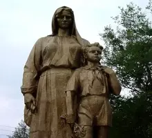 Скорбящая мать и пионер