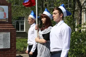 Обелиск учителям и ученикам школы, погибшим в годы ВОВ, фотография 3