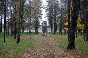 Мемориальный парк «Роща пятисот» на окраине города Кингисеппа в Ленинградской области, фотография 3