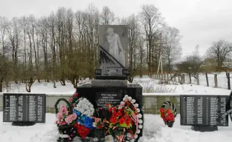 Братская могила советских воинов