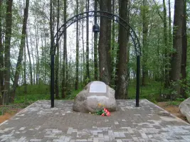 Памятный знак на месте уничтоженных фашистами деревень Кукуевка и Серебрянка Рославльского района Смоленской области