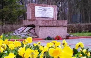 Памятник Д. К. Ушкову