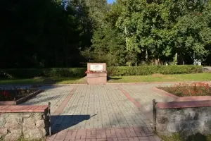 Памятник Д. К. Ушкову, фотография 2