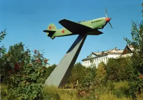 Памятник экипажу самолета Як-9Д