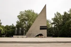 Монумент Победы и вечный огонь в Архангельске