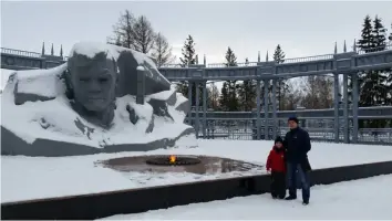 Памятники героям Великой Отечественной войны города Альметьевска Республики Татарстан. Стела во дворе школы №1
