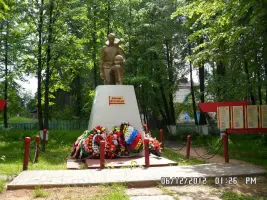 Сквер у памятника погибшим воинам-вахтанцам