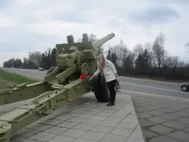 Памятник в честь воинов 33-й армии - 152-мм пушка-гаубица на гранитном постаменте, установленная на 75-м км Киевского шоссе