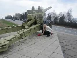 Памятник в честь воинов 33-й армии - 152-мм пушка-гаубица на гранитном постаменте, установленная на 75-м км Киевского шоссе, фотография 3