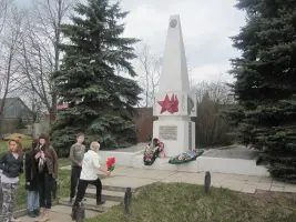Памятник и братская могила десантникам 5-го корпуса в Папино