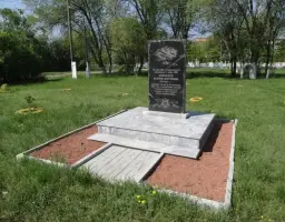 Памятник прославленной лётчице 586-го истребительного авиаполка Валерии Хомяковой
