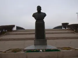 Бюст генералу армии, дважды Герою Советского Союза А. П. Белобородову, фотография 2