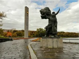 Монумент к 400-летию г. Орла (на стрелке между реками Окой и Орликом), фотография 2