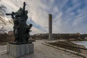 Монумент к 400-летию г. Орла (на стрелке между реками Окой и Орликом), фотография 3