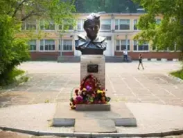 Памятник-бюст герою СССР Ефиму Семёновичу Белинскому, фотография 2
