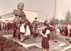 Памятник-бюст герою СССР Ефиму Семёновичу Белинскому, фотография 3