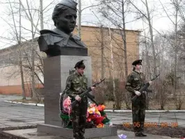 Памятник-бюст герою СССР Ефиму Семёновичу Белинскому, фотография 4