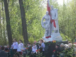 Братская могила воинам, погибшим в годы ВОВ в посёлке Эммаусс, фотография 2