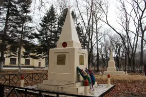 Мемориальный комплекс из братской могилы воинов 107 УР, погибших 10.08.1945 г. и могилы полковника И.О. Юзова 1949 г