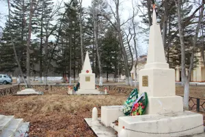 Мемориальный комплекс из братской могилы воинов 107 УР, погибших 10.08.1945 г. и могилы полковника И.О. Юзова 1949 г, фотография 2
