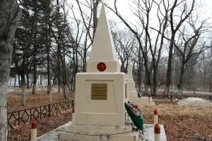 Мемориальный комплекс из братской могилы воинов 107 УР, погибших 10.08.1945 г. и могилы полковника И.О. Юзова 1949 г, фотография 3
