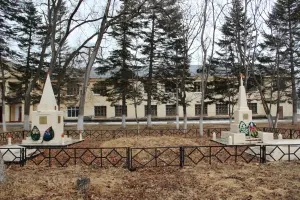 Мемориальный комплекс из братской могилы воинов 107 УР, погибших 10.08.1945 г. и могилы полковника И.О. Юзова 1949 г, фотография 4