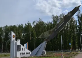 Памятник кубанским лётчикам «Самолёт МИГ-21» и стела памяти, фотография 2