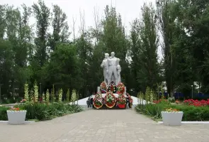 Мемориал воинам, погибшим в годы Великой Отечественной войны при освобождении сельского поселения Гигант Сальского р-на Ростовской облас