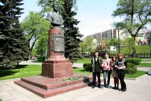Памятник летчику-асу В.И. Попкову, дважды Герою Советского Союза
