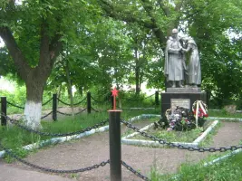 Воинское захоронение Братская могила № 4 «Скорбящая женщина и воин-освободитель», фотография 2