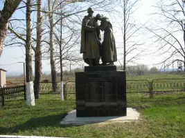 Воинское захоронение Братская могила № 4 «Скорбящая женщина и воин-освободитель», фотография 3