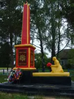 Обелиск с именами погибших односельчан в д. Сырокоренье Рославльского района Смоленской области