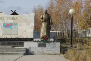 Мемориал-сквер памяти воинов-якутян, павших в боях за освобождение Старорусского района Новгородской области на оз. Ильмень, фотография 2