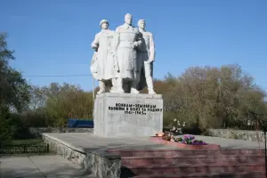 Памятник «Воинам-землякам, павшим в боях за Родину 1941-1945 гг.», фотография 3
