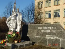 Мемориальный комплекс: Братская могила №2 и бюст первому дважды Герою Советского Союза лётчику-истребителю Б.Ф. Сафонову, фотография 2