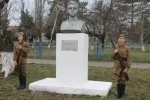 Памятник Герою Советского Союза Александру Матвеевичу Матросову, фотография 2