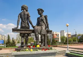 Памятник "Несовершеннолетним труженикам тыла 1941-1945 годов. Благодарная Самара", фотография 2
