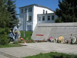 Монумент рабочим Савеловского завода, погибшим на фронтах Великой Отечественной войны. Город Кимры Тверской области