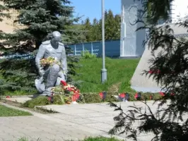 Монумент рабочим Савеловского завода, погибшим на фронтах Великой Отечественной войны. Город Кимры Тверской области, фотография 2