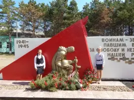 Памятник воинам землякам в с. Лозовое