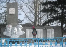 Памятник воинам-односельчанам, павшим в боях за Родину в 1941-1945 годах, фотография 2