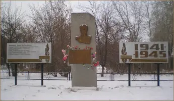 Памятник Герою Советского Союза Илье Васильевичу Абрамову