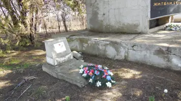 Памятник воинам-землякам, павшим в Великой Отечественной войне 1941-45 годов от жителей села «Искра»