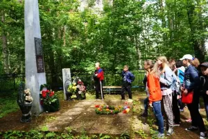 Памятник истории "Братская могила советских воинов, погибших в фашистском концлагере" и жителям, казненным карателями на станции Опухлики