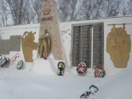 Памятник погибшим Верх-Обчанам в годы ВОВ