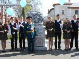 Памятник в школьном дворе учителям и учащимся, погибшим в годы ВОВ
