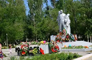 Мемориал павшим воинам в п. Гигант Сальского района Ростовской области, фотография 2