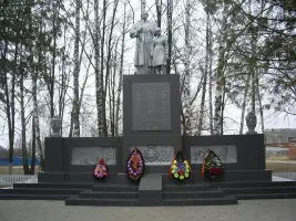 Братская могила советских воинов
