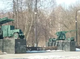 Боевая техника на площади Мужества в Измайловском ПКиО